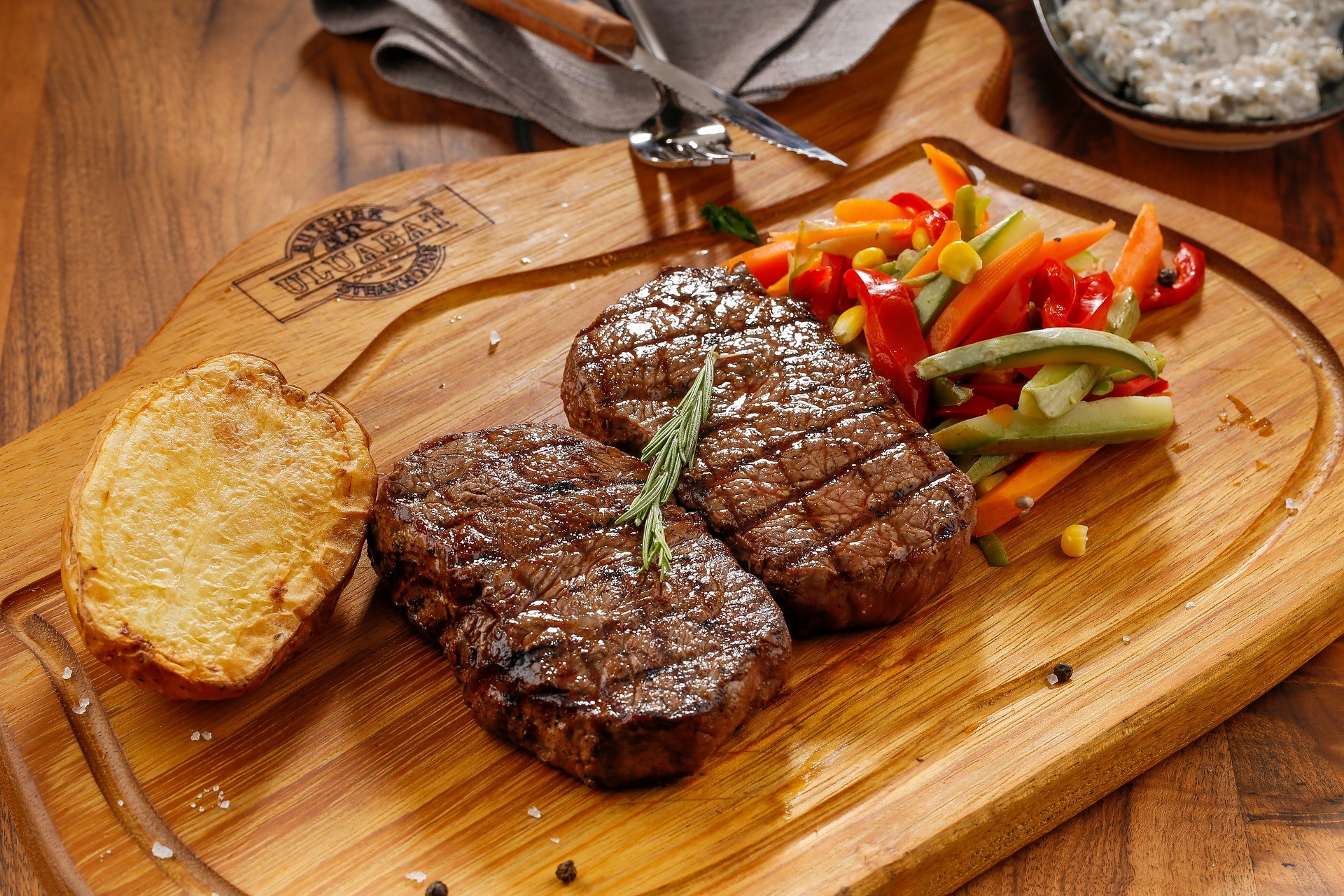 10 Best Steakhouses in NYC (&#038; What we Think About Them)