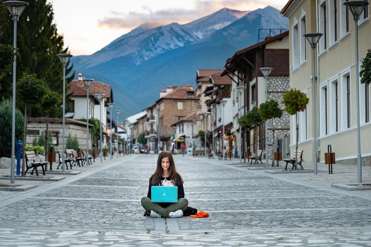 8 Best Side Hustles for Travelers to Make Money on the Go