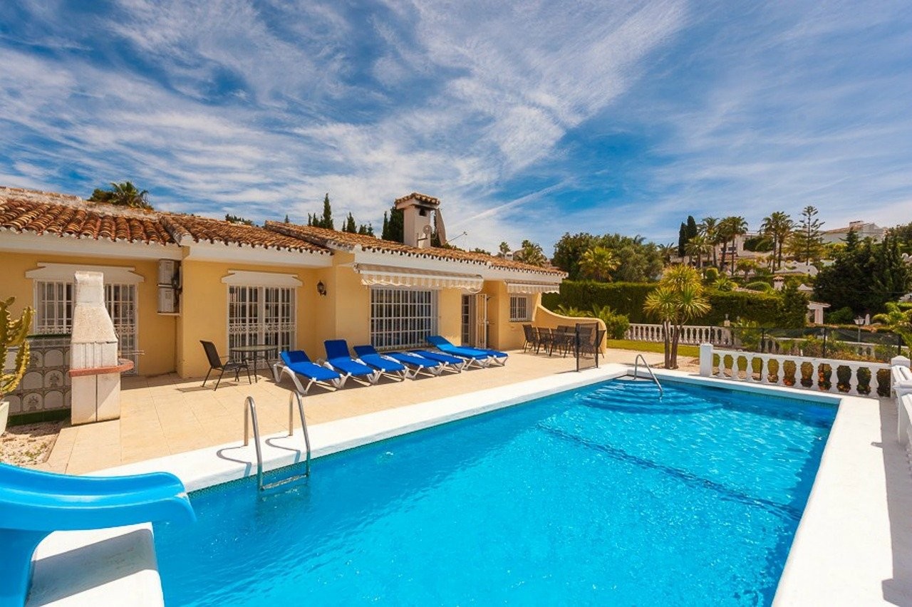 9 Best AirBnBs In Spain for Unforgettable Holidays (2023)
