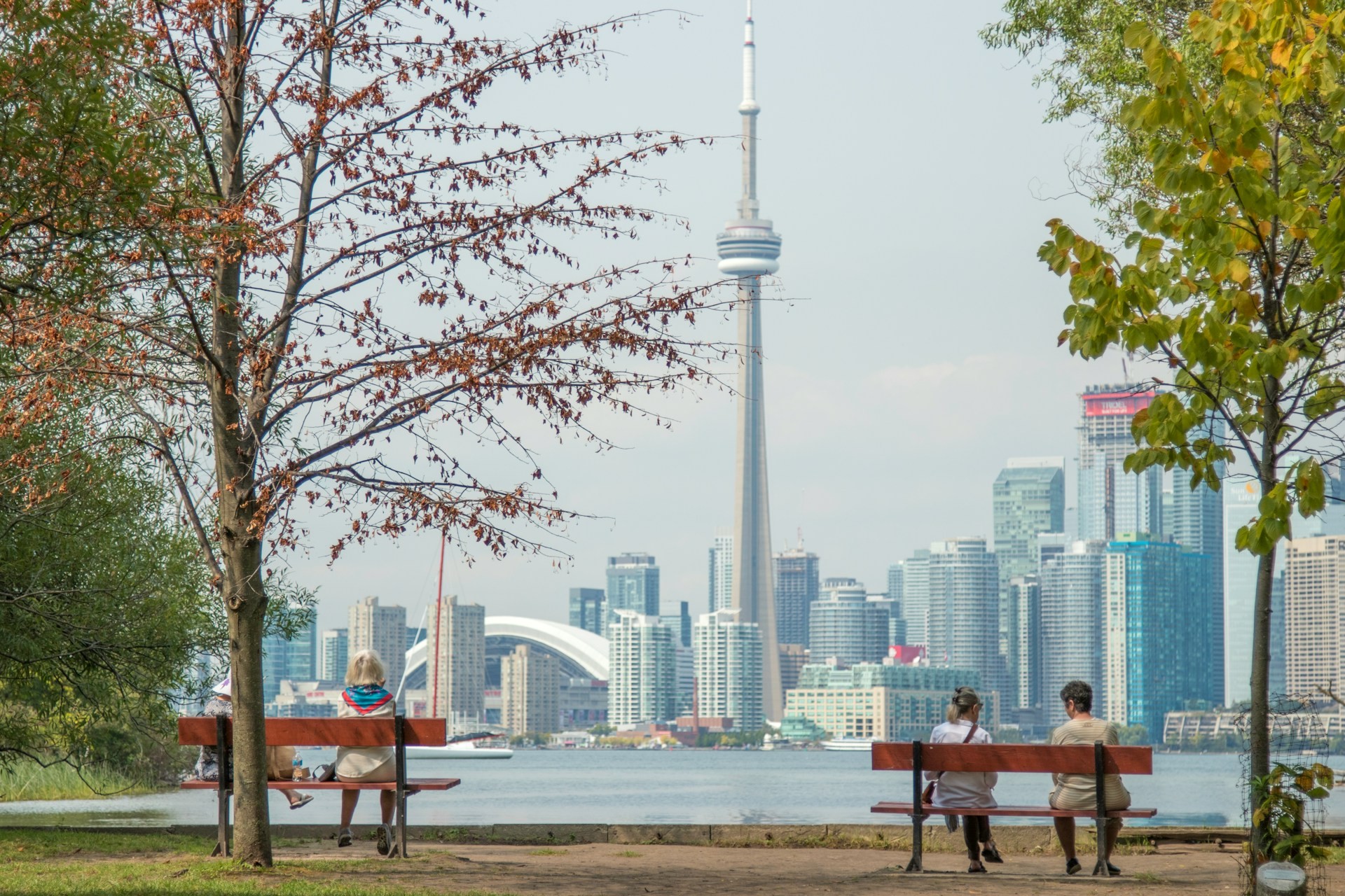 Best Neighbourhoods and Experiences for First-Time Visitors to Toronto